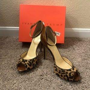 Like New STUNNING Ivanka heels in embossed leather and horse hair!!